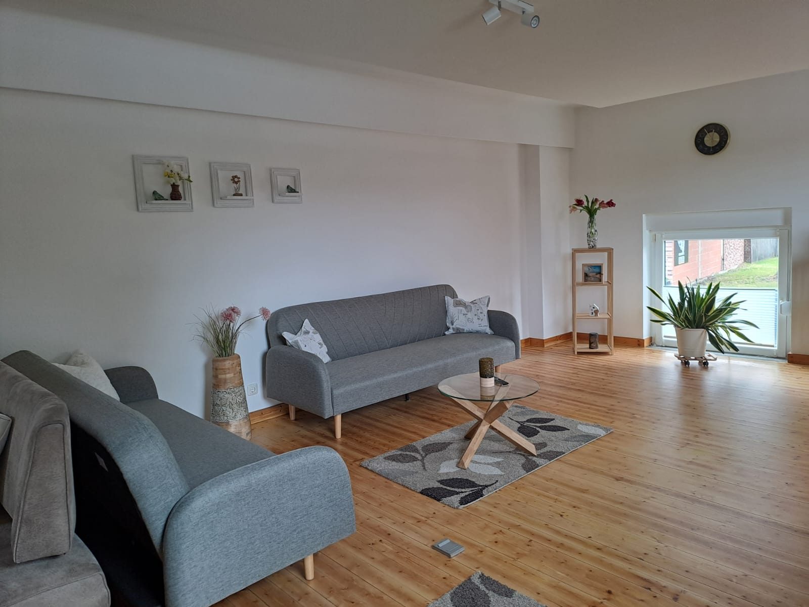 Wohnbereich der Ferienwohnung in Altmyhl mit mehreren Sitzmöglichkeiten